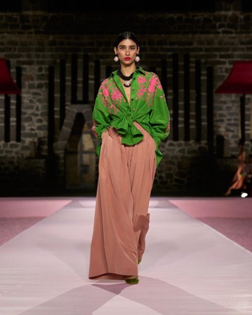 كارولينا هيريرا تلتقي بالغروب المكسيكي في مجموعة ريزورت 2025 والنتيجة تصاميم فريدة من نوعها